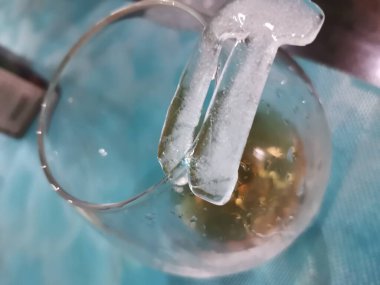 Bardaktaki soğuk buz, renkli orkide çiçeği, harika bir içecek.