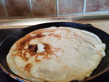 Aşçılık aşamaları, krepler, yoğurma hamuru, corolla, yumurta un şekeri.