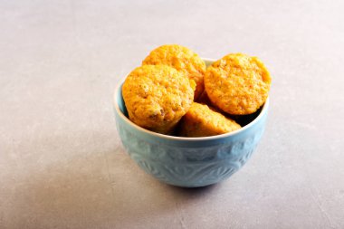 Fındık ve kuru üzüm ile kabak kekler 