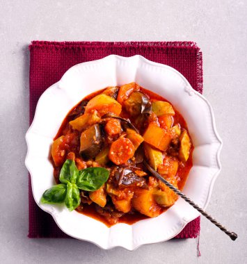 Domates soslu sebze güveç