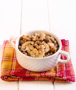 Mantarlı karabuğday lapası. 