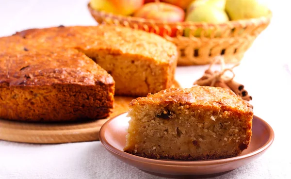 Pêra e bolo de maçã com canela — Fotografia de Stock