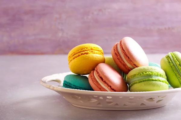 Macarons van verschillende kleur op een plaat — Stockfoto