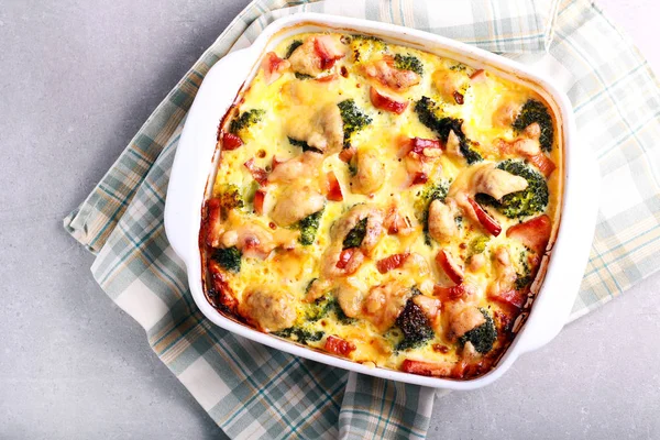 Broccoli, kip en kaas bakken in een tin — Stockfoto