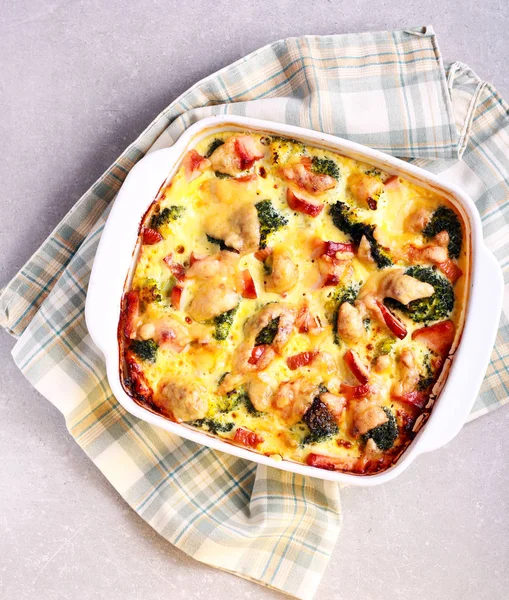 Broccoli, kip en kaas bakken in een tin — Stockfoto