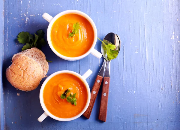 Vegetable soup in a bowls on blue surface — Stock Photo, Image