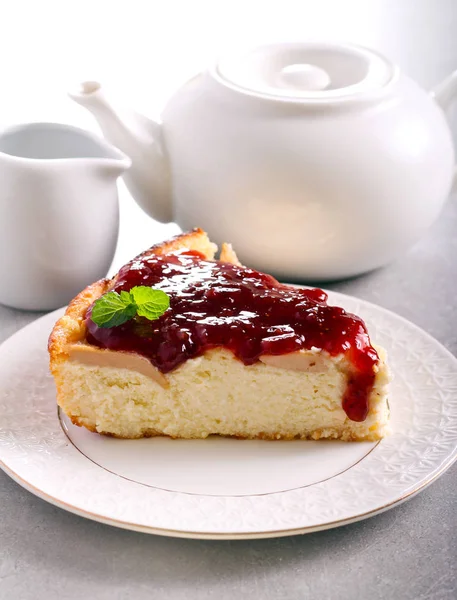 Käsekuchenscheibe mit Obst und Marmelade — Stockfoto