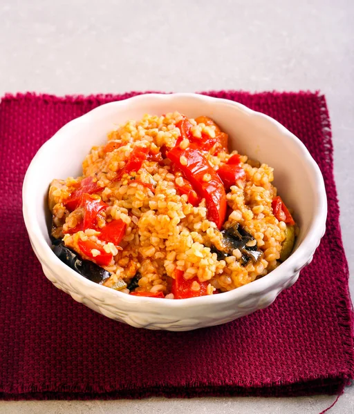 Bulgur with sauteed vegetables — Stock Photo, Image