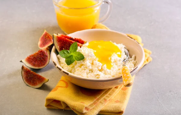 Zdravá snídaně: tvaroh s medem — Stock fotografie