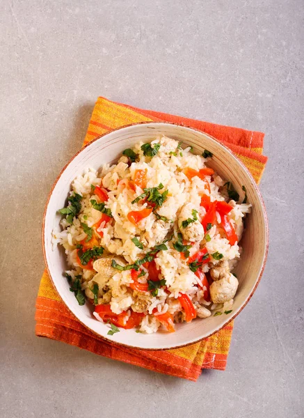 Frango, arroz e pimentão vermelho — Fotografia de Stock