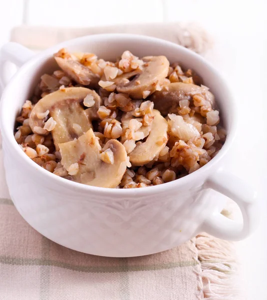 Porridge di grano saraceno con funghi — Foto Stock