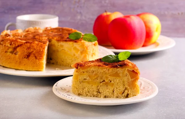 Яблоко и пирог с корицей — стоковое фото