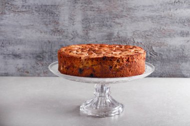 Meyve ve fındık kek standı plaka üzerinde 