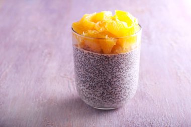 Chia tohum yoğurt ve mandalina ile 