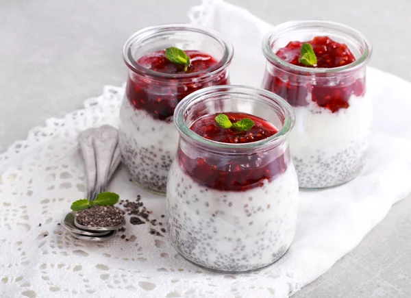 Desayuno saludable - yogur de semilla de chía —  Fotos de Stock