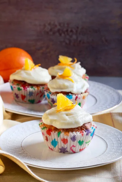 오렌지 컵 케이크 설탕을 입 힘 — 스톡 사진