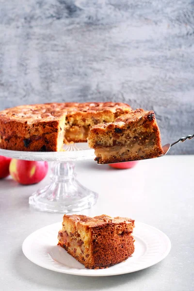 Măr, scorțișoară, stafide și tort cu nuci cu topping năruit — Fotografie, imagine de stoc