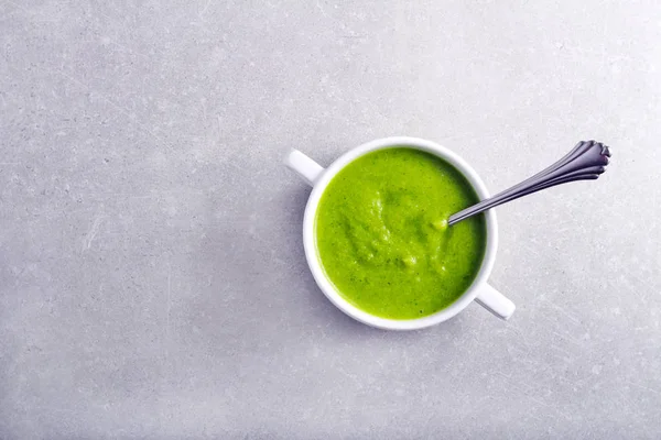 Broccoli zuppa in una ciotola su sfondo grigio — Foto Stock