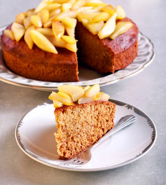 Bolo de mel com peras — Fotografia de Stock