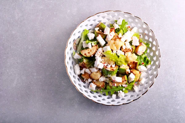 Цуккини, цветная капуста и салат фета на тарелке — стоковое фото