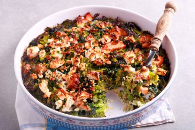 Lahana, beyaz peynir ve jambon fırında 