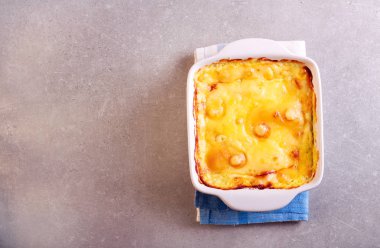 Graten üzerine pişmiş peynir ile 