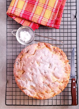 Ev yapımı, tatlı kek tel raf üzerine, 