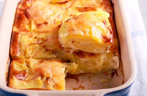 Dauphinoise potato gratin in a tin — Stock Photo, Image