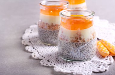 Chia tohum, yulaf gevreği, yoğurt ve marmelat 