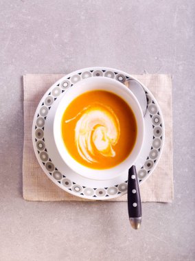 Baharatlı sebze çorbası yoğurt ile 