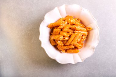 Kremalı makarna tavuk göğsü ile