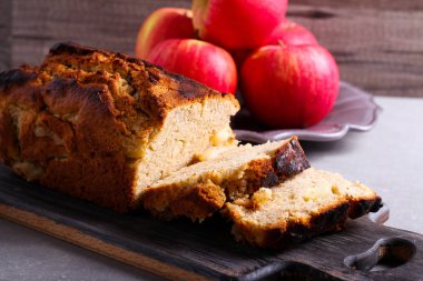 Baharatlı elma somun kek, dilimlenmiş 