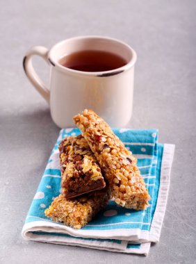 Peçete üzerine müsli barlar 