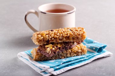 Peçete üzerine müsli barlar 