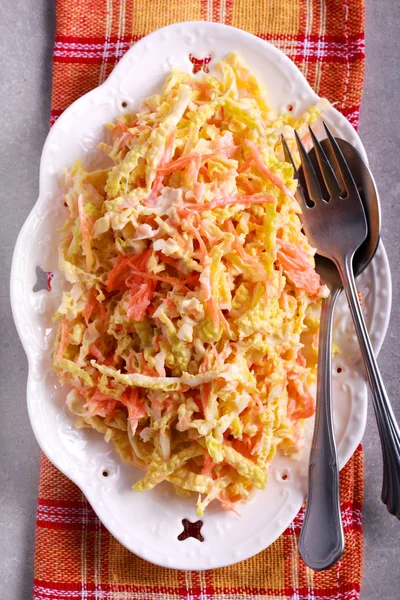 Coleslaw sallad serveras på tallrik — Stockfoto
