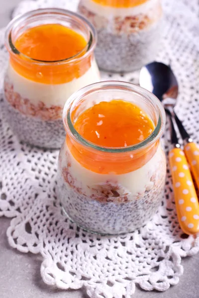 Semillas de chía, copos de avena, yogur y mermelada — Foto de Stock