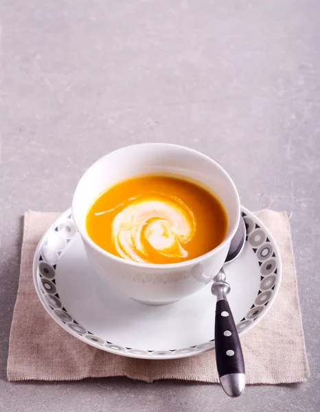 Spicy vegetable soup with yogurt — Stock Photo, Image