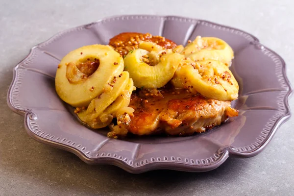 Costeletas de porco de mostarda com maçã — Fotografia de Stock