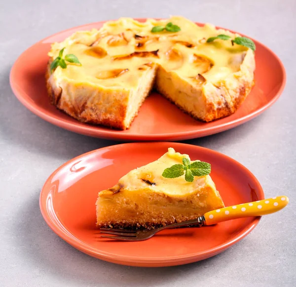 Bolo de maçã com cobertura de queijo creme — Fotografia de Stock