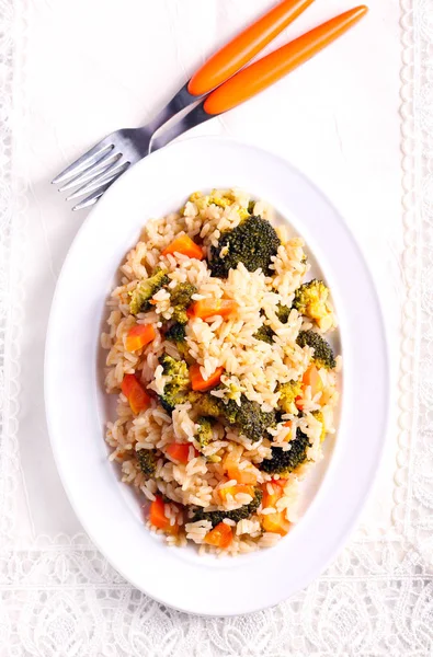 Broccoli and carrot rice served — Stock Photo, Image