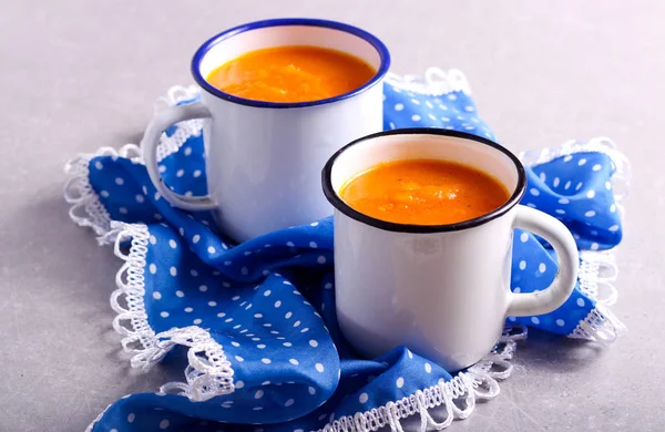 Sopa de calabaza en tazas sobre servilleta —  Fotos de Stock