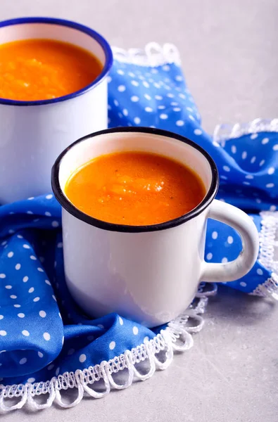 Sopa de calabaza en tazas sobre servilleta —  Fotos de Stock