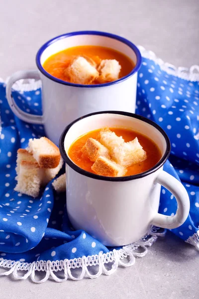 Pumpkin soup in mugs with toast — Stock Photo, Image
