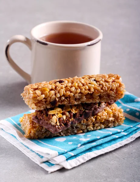 Müsli barer över servett — Stockfoto