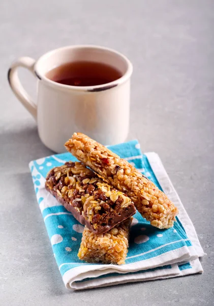 Müsli barer över servett — Stockfoto