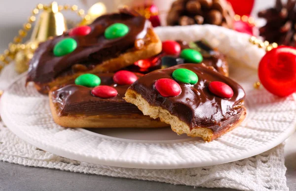 Chocolate e caramelo doces decorados biscoitos de Natal — Fotografia de Stock