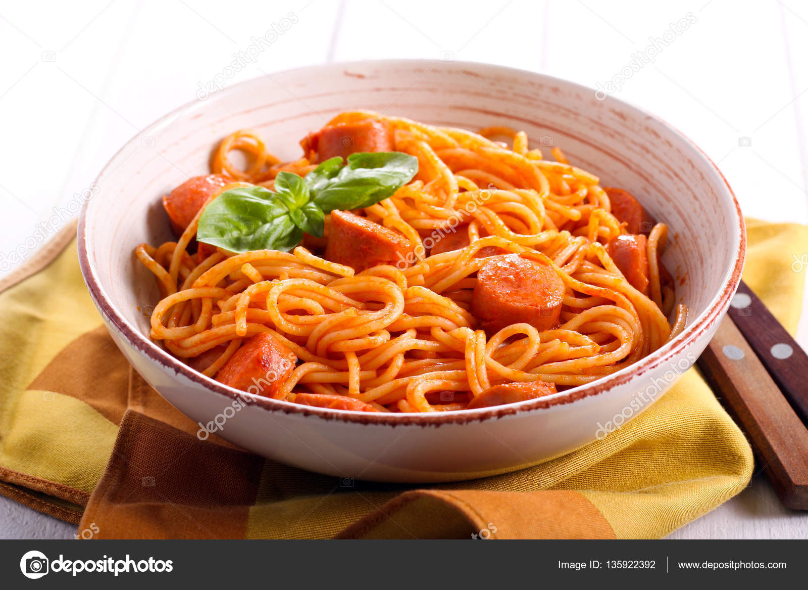 Spaghetti und Würstchen mit Soße — Stockfoto © manyakotic #135922392