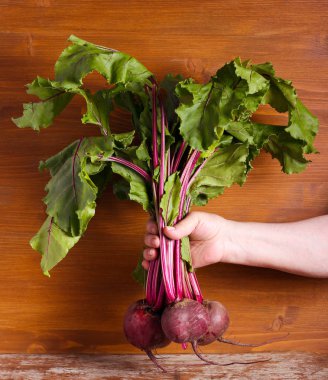 Beetroots pancar üstleri ile 