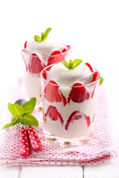 딸기, 크림 및 비스킷 디저트 — 스톡 사진