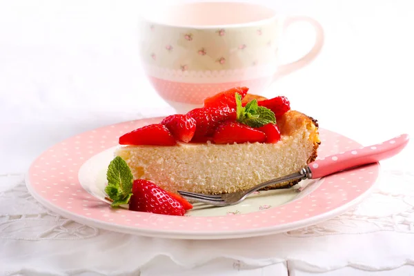 Cheesecake met aardbei topping, — Stockfoto